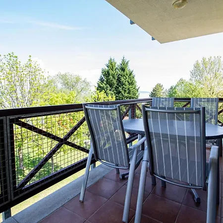 976 - Lakóparkban Teljes Panorámás, Közvetlen Vízparti, 2 Szobás Modern *